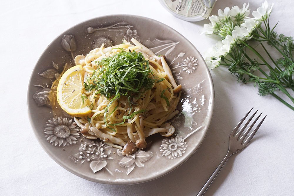 Yoshizawa kiln 12 Birth-month flowers gray deep plate - Thumbnail 4