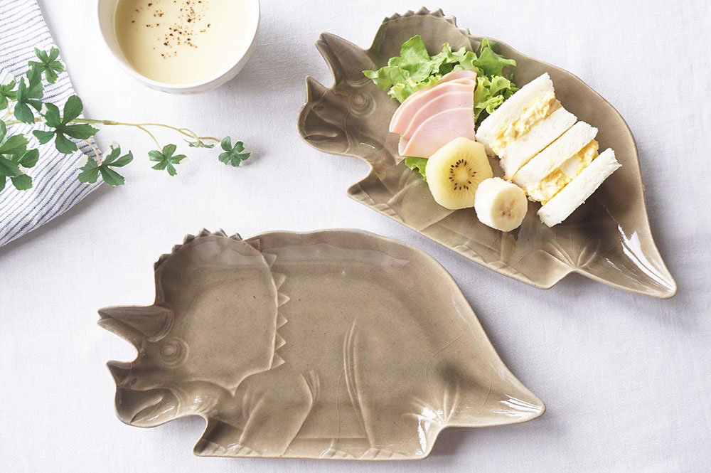 Yoshizawa kiln Dinosaur Triceratops plate - Thumbnail 3