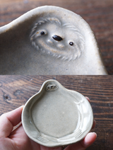 益子焼 Yoshizawa kiln children sloth plate (penetration/glaze crack)